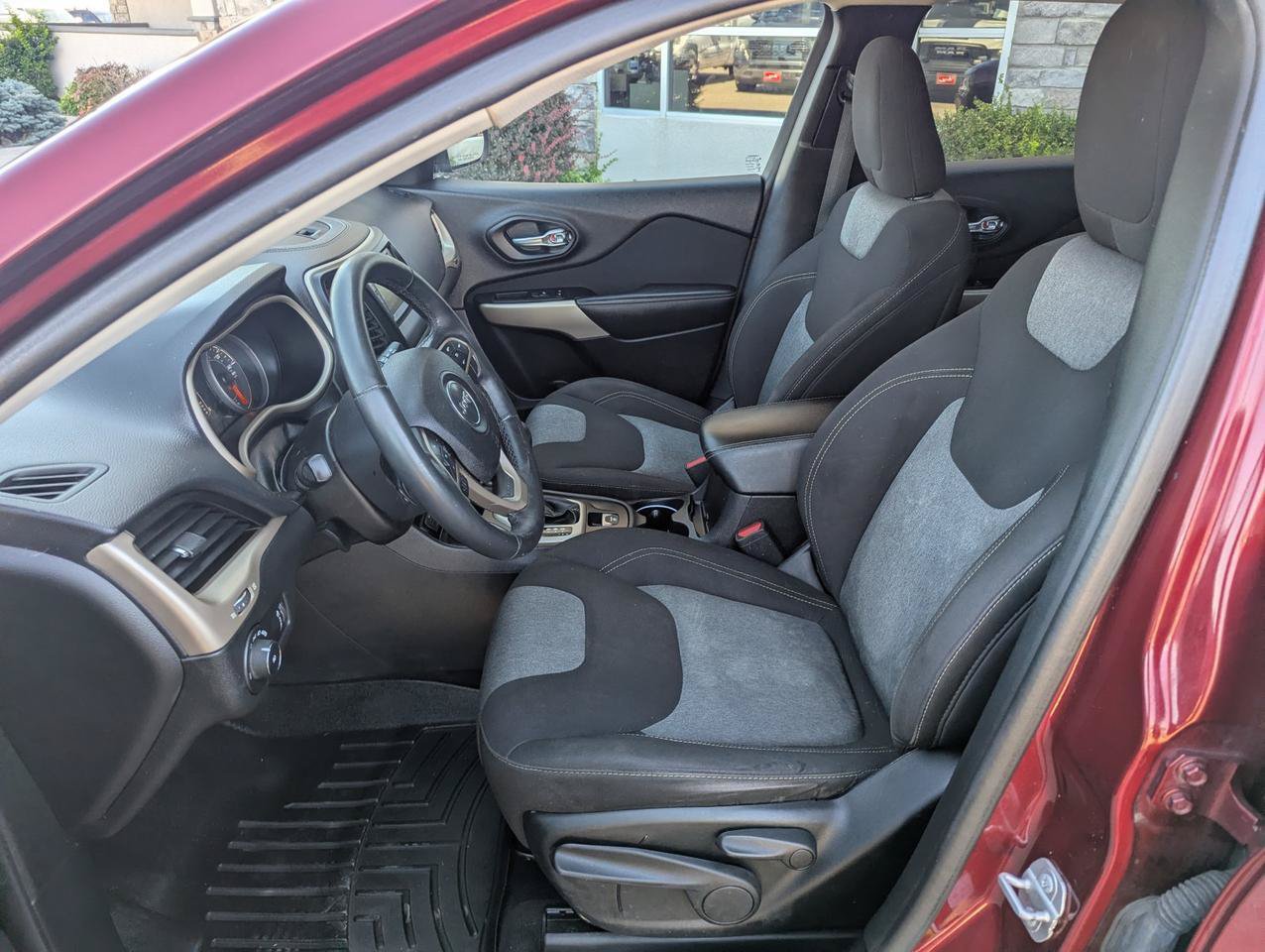 Used 2018 Jeep Cherokee Latitude w/ Cold Weather Group AWD/4WD image 11