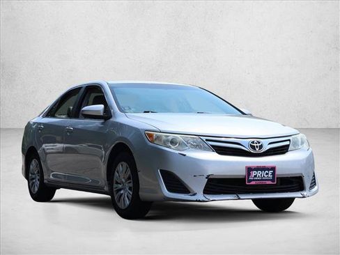 Used 2013 Toyota Camry LE FWD image 3