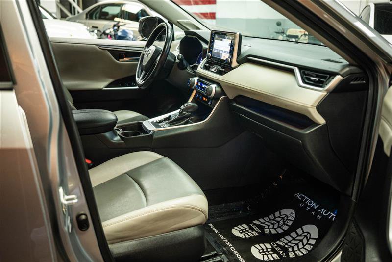 Used 2019 Toyota RAV4 Limited w/ Carpet Mat Package FWD image 14