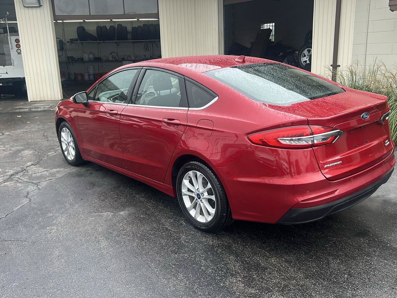 Used 2020 Ford Fusion SE FWD image 6