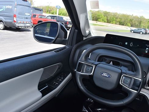 Used 2025 Ford Expedition Active AWD/4WD image 21