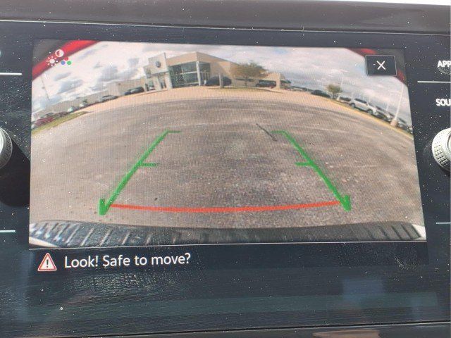Certified 2025 Volkswagen Jetta SE w/ Sunroof Package FWD image 17
