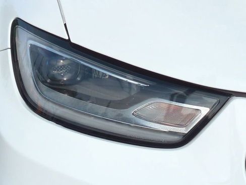 Used 2024 Chrysler Pacifica Select image 10