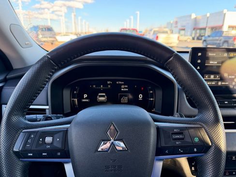 Used 2025 Mitsubishi Outlander SEL image 3