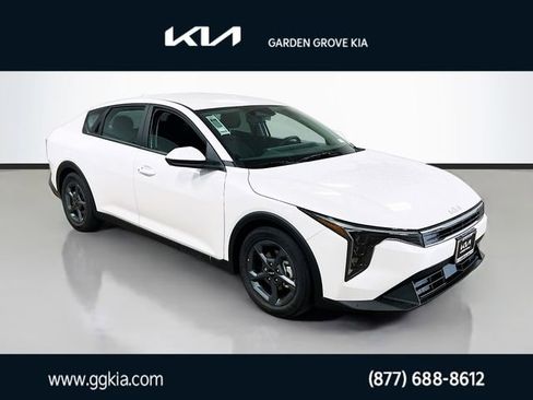 New 2025 Kia K4 LXS image 1