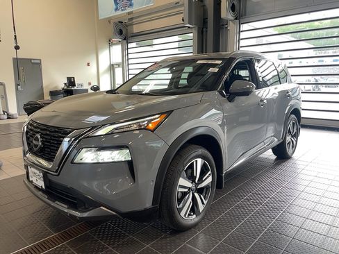 Used 2023 Nissan Rogue SL w/ SL Premium Package image 2