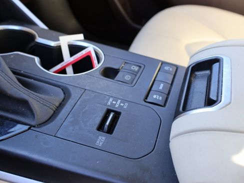 Used 2021 Toyota Highlander XLE image 19