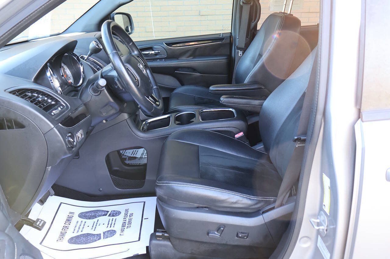 Used 2016 Dodge Grand Caravan SXT FWD image 12