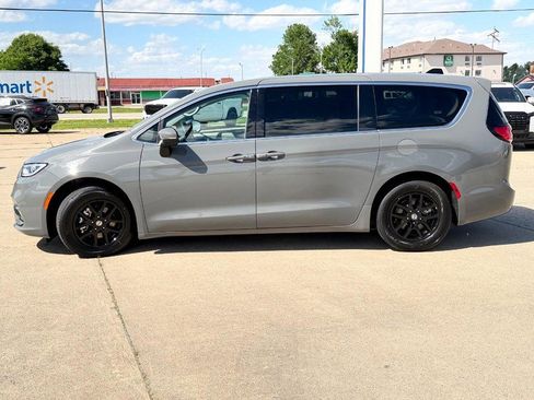 Used 2023 Chrysler Pacifica Touring-L FWD image 6