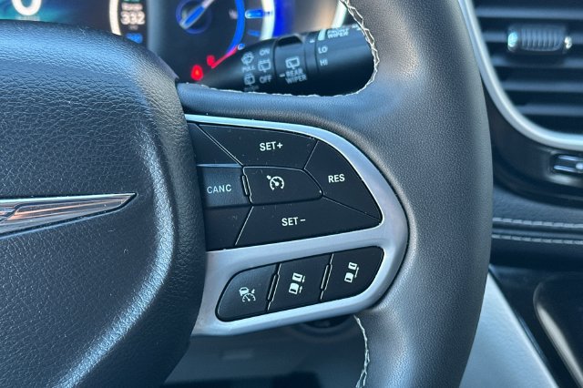 Used 2024 Chrysler Pacifica Limited FWD image 29