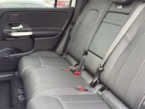 Used 2025 Mercedes-Benz GLB 250 4MATIC image 32