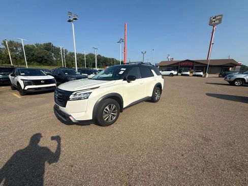 Used 2023 Nissan Pathfinder SL w/ Black Appearance Package AWD/4WD image 4