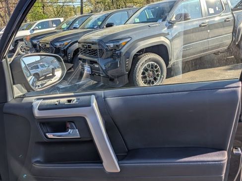 Certified 2022 Toyota 4Runner SR5 Premium w/ Moonroof Package AWD/4WD image 17