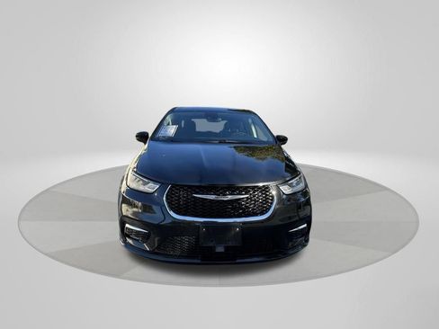 Used 2023 Chrysler Pacifica Touring-L image 2