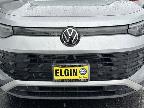 Certified 2025 Volkswagen Tiguan SE image 8