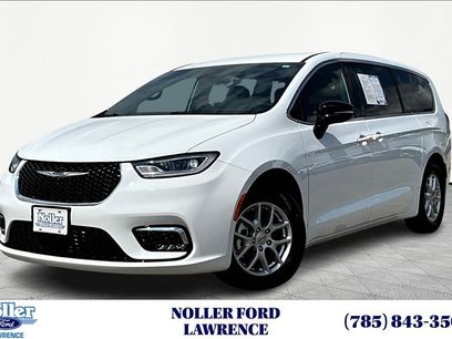 Used 2025 Chrysler Pacifica Select