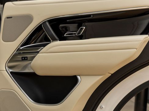 Used 2023 Land Rover Range Rover SE image 37