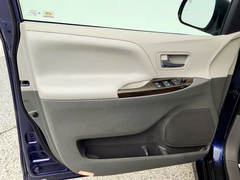 Used 2020 Toyota Sienna XLE image 11