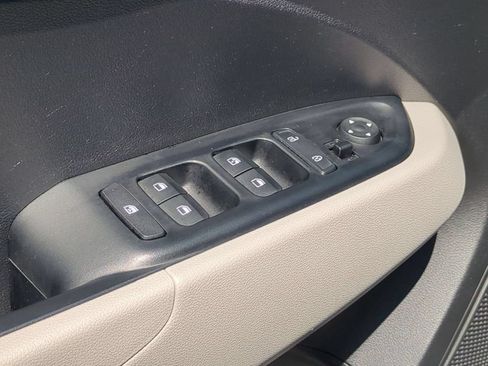 Used 2025 Hyundai Venue SEL FWD image 13
