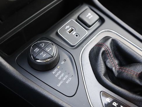 Used 2019 Jeep Cherokee Trailhawk image 32