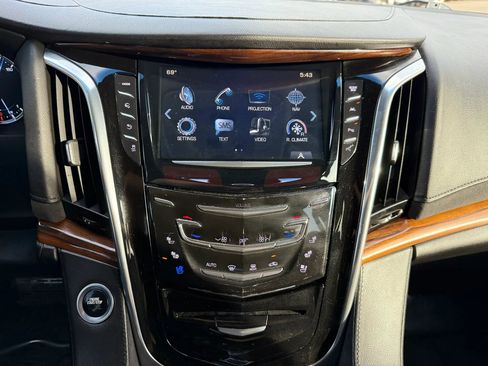Used 2017 Cadillac Escalade Premium Luxury image 39