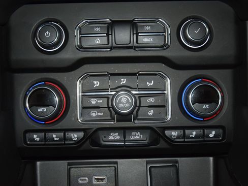 Used 2024 Chevrolet Suburban High Country w/ Advanced Technology Package image 32