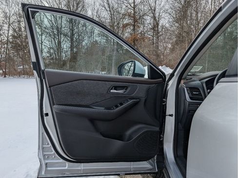 Used 2023 Nissan Rogue SV image 9