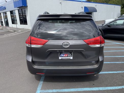 Used 2013 Toyota Sienna LE w/ Towing Pkg FWD image 4
