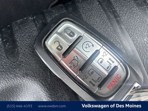 Used 2025 Chrysler Pacifica Limited image 15