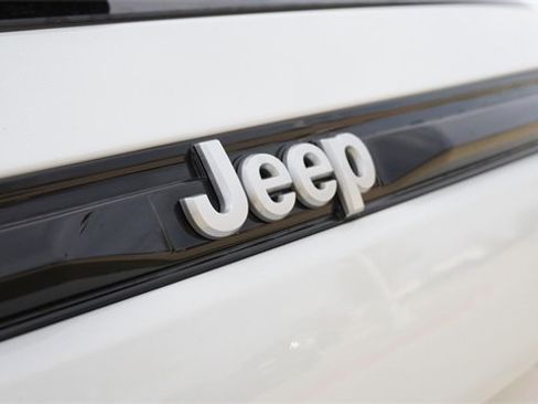 New 2025 Jeep Grand Cherokee Laredo image 11
