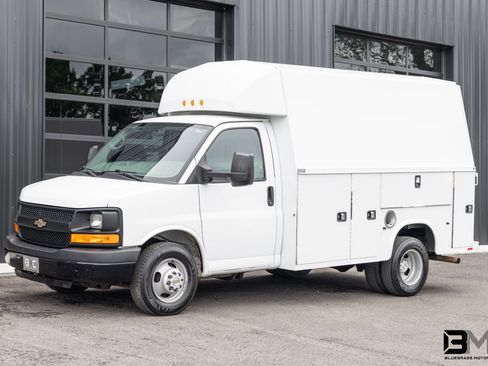 Used 2015 Chevrolet Express 3500 RWD image 2