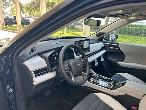 New 2025 Mitsubishi Outlander SE image 6