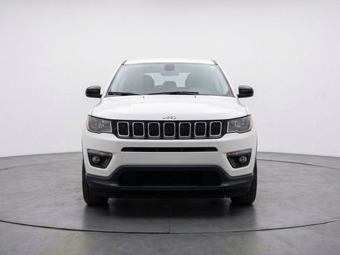 Used 2025 Jeep Compass Latitude AWD/4WD image 2