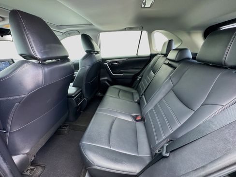 Used 2020 Toyota RAV4 XLE Premium image 16