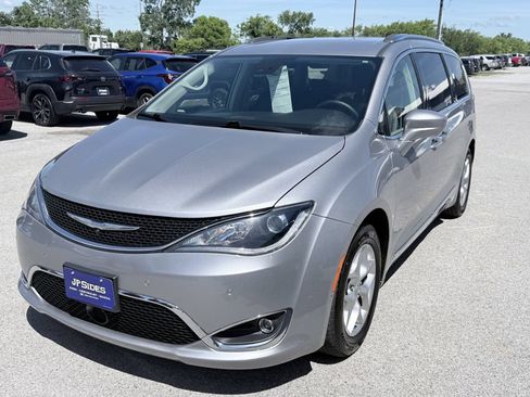 Used 2018 Chrysler Pacifica Touring-L Plus w/ Advanced Safetytec Group FWD image 1