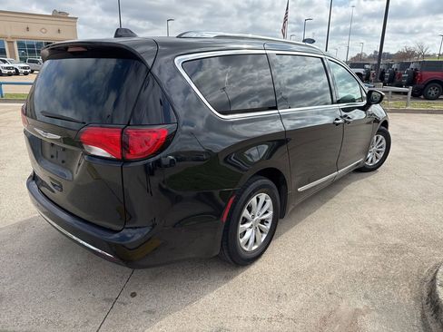 Used 2018 Chrysler Pacifica Touring-L w/ Advanced Safetytec Group image 11