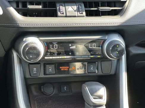 Used 2020 Toyota RAV4 Limited image 23