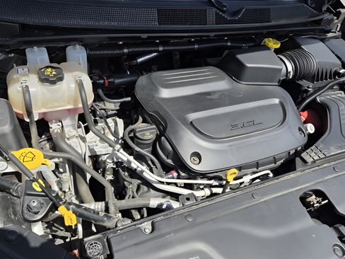 Used 2023 Chrysler Pacifica Touring-L FWD image 17