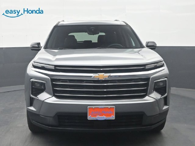 Used 2026 Chevrolet Traverse LT w/ Sun and Wheel Package FWD image 2