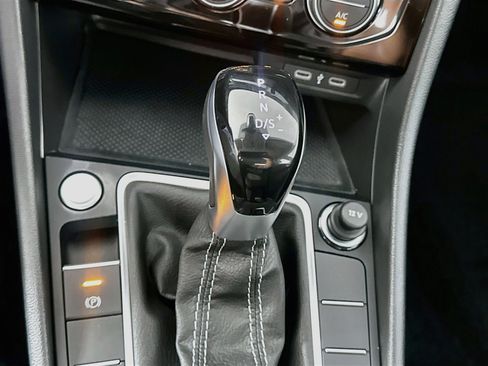 Used 2024 Volkswagen Jetta SE w/ Panoramic Sunroof Package FWD image 24
