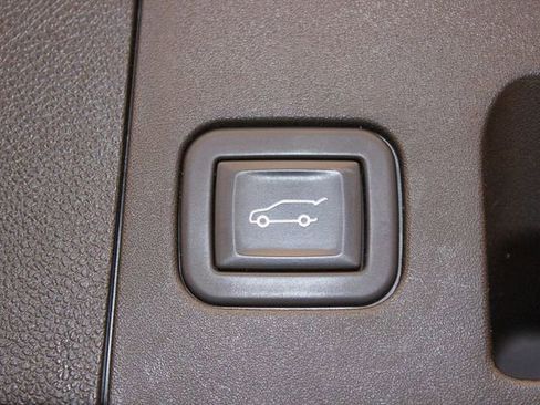 Used 2023 Cadillac XT4 Luxury w/ Cold Weather Package image 15