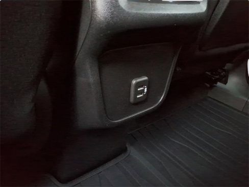 Used 2022 GMC Terrain SLE w/ Driver Convenience Package image 17