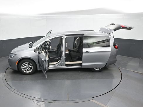 Used 2017 Chrysler Pacifica Touring FWD image 51