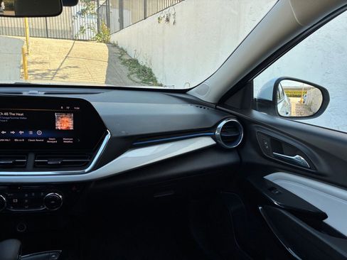 Used 2025 Chevrolet Trax LT w/ LT Convenience Package image 34