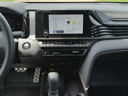 Used 2025 Toyota Camry SE w/ Convenience Package image 3