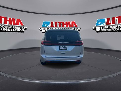 Used 2023 Chrysler Pacifica Touring FWD image 7
