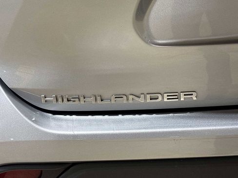 Used 2022 Toyota Highlander XLE AWD/4WD image 28