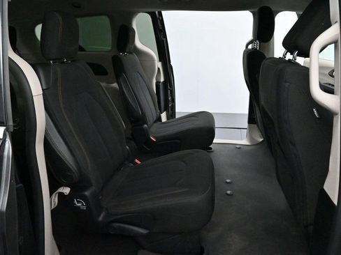 Used 2017 Chrysler Pacifica Touring FWD image 34