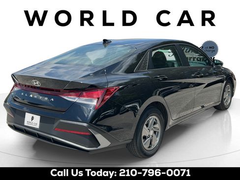 Used 2025 Hyundai Elantra SE FWD image 4