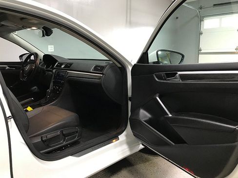 Used 2016 Volkswagen Passat 1.8T SE FWD image 12